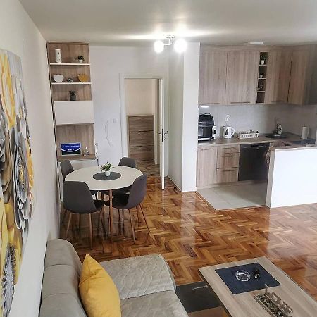 S&D Apartman Lukavica Eksteriør bilde